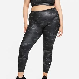 NWT Nike Black Camo Leggings